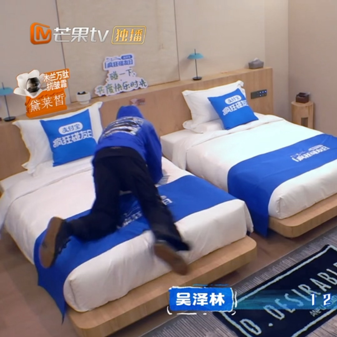 摸摸屁屁 