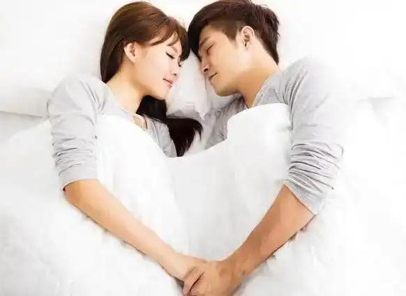 怎样提高夫妻生活？

1.双方应建立坦诚的沟通机制，及时表达彼此的需求与感受，消