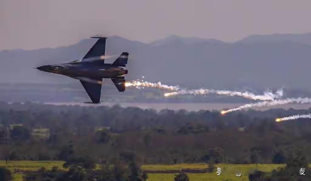 战机轰炸诈骗团伙中心：泰军在赌场缴获大批现金和黄金