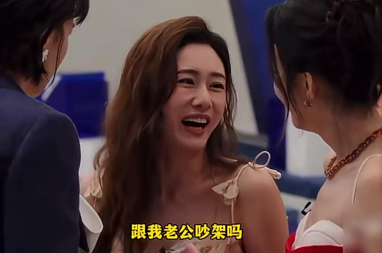 孙怡说我看那玩意儿干啥啊？
浪姐直播真的是洋相百出。
整个过程乱成一锅粥。
聊天