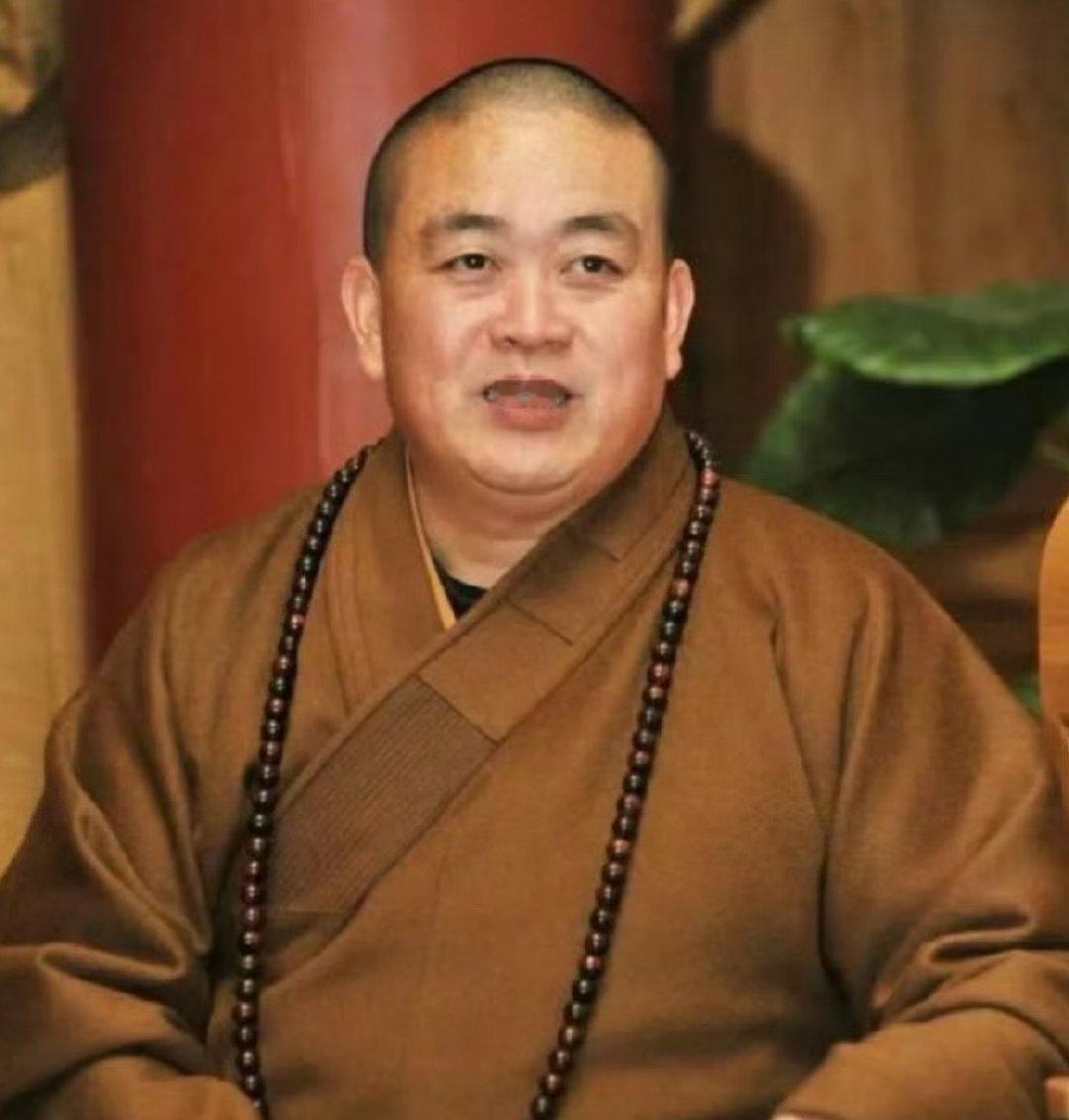 《致释永信》

你坐在方丈室的檀木椅上，手指摩挲着那串沉香佛珠，眼神却飘向窗外的