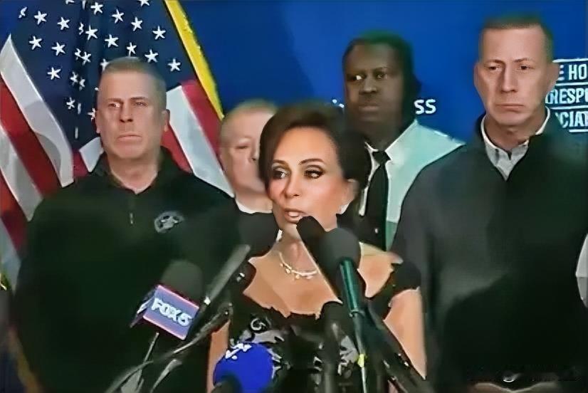 美国联邦检察官珍妮恩·皮罗宣布对WHCA枪手提出的指控，指控包括：两项在暴力犯罪