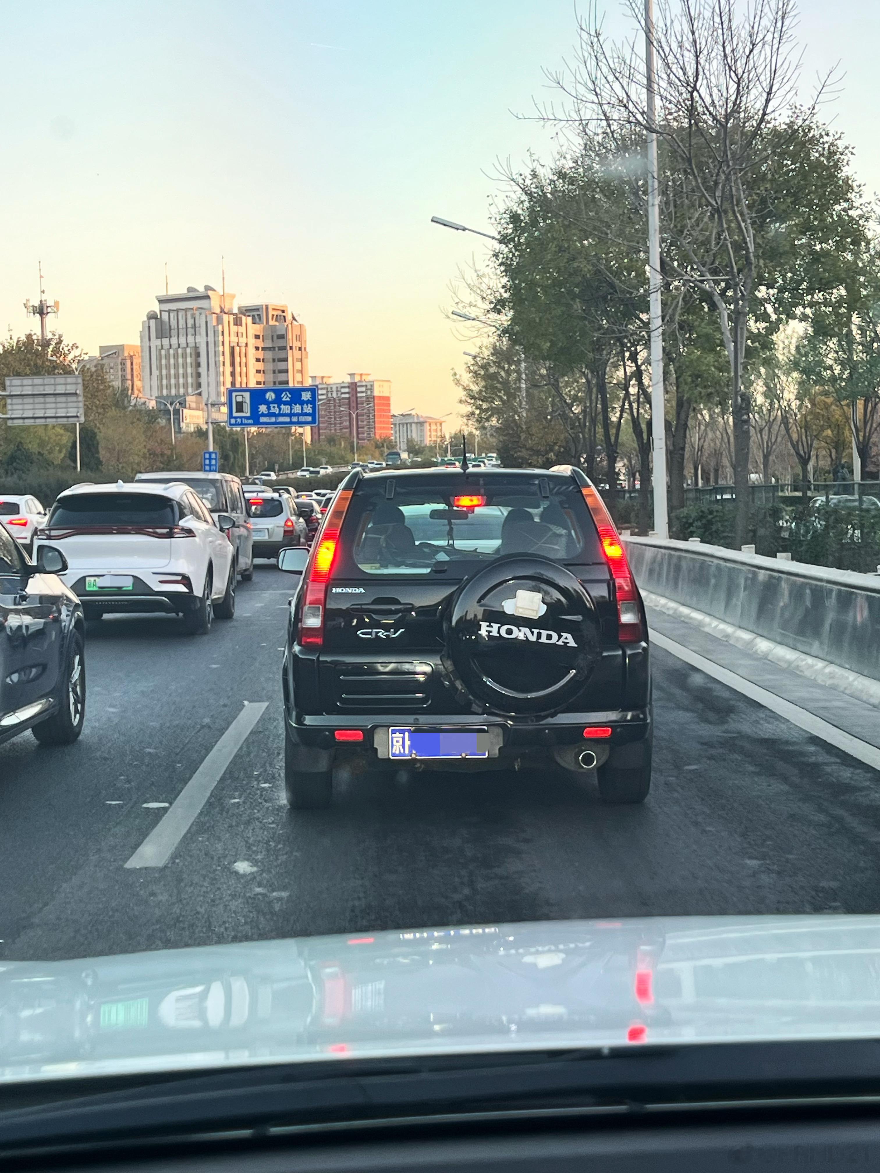 嘿，这两天连着遇到俩2代CR-V，而且还都挺光鲜，不容易……要知道哪怕图2、3这