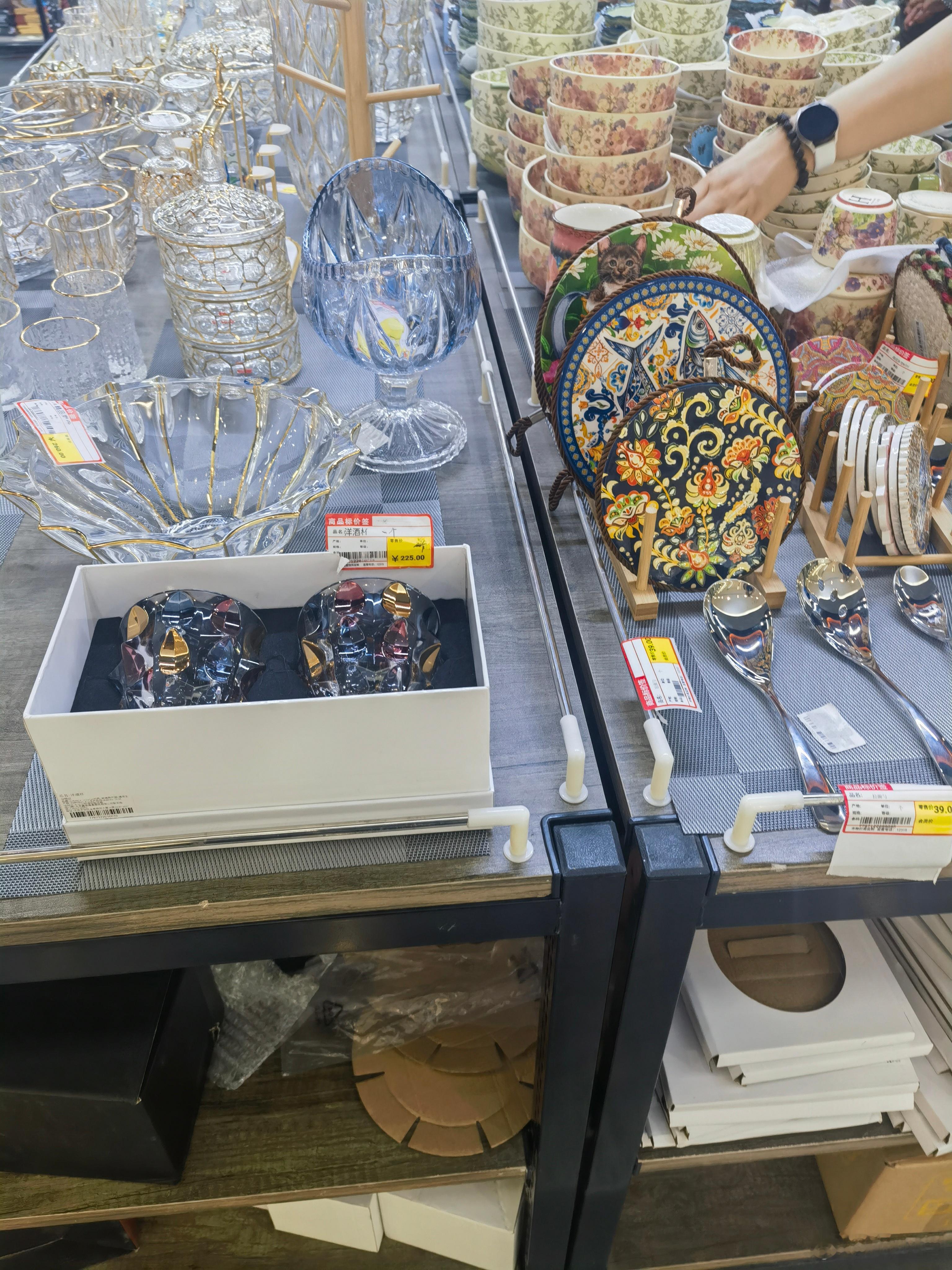 随便逛店，进来一对老年夫妻。老头低声嘟囔一句：有合适的，就把家里的碗换了。老太太