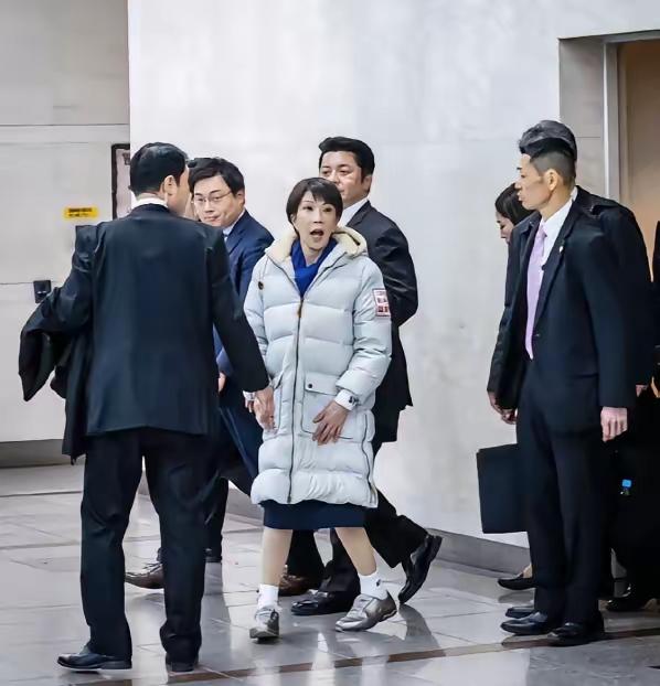 日本“无语”，高市早苗伤退，就在她见完英国首相斯塔默之后，高市早苗宣布因为手臂受