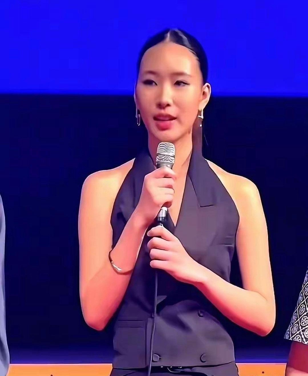 小S的大女儿，这个穿搭妆容感觉有点太过于成熟了吧 ​​​
