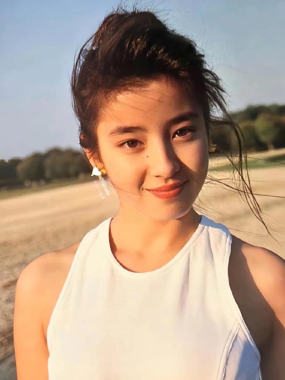 年轻时的梦中情人，
高中时有幸和她“同居”了三年。
我睡在床上，
她挂在墙上。