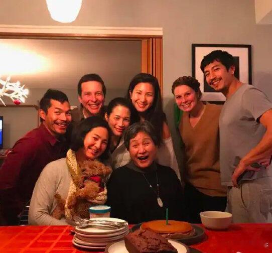 #郑佩佩晚年照片总是笑颜# 佩妈真的是个很温暖的人，看她晚年的照片，随时都是笑脸
