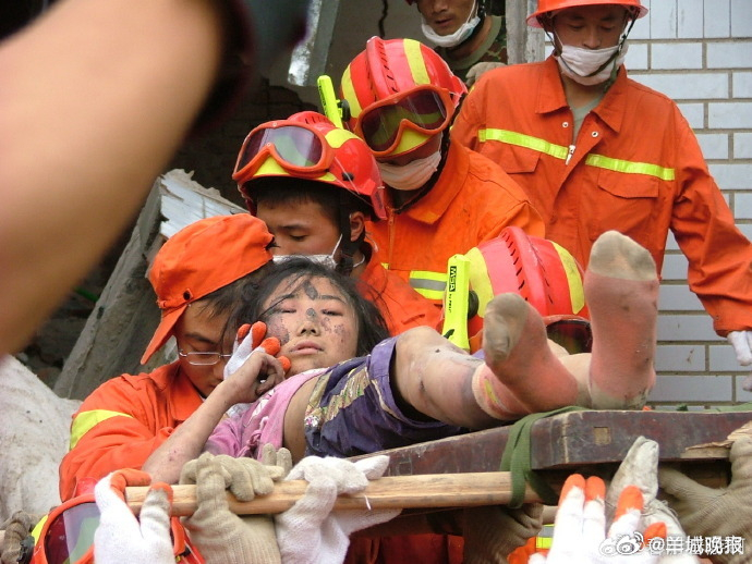 【#钢腿女孩感慨汶川地震十八年了#】#钢腿女孩回忆地震后爸爸常说不要怕#5月12