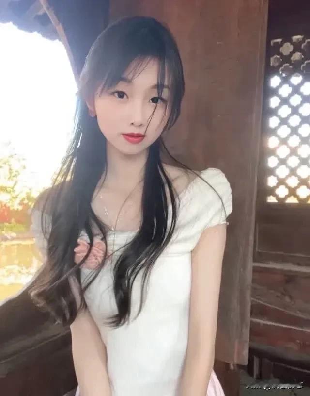 夏日少女，清新甜美，阳光下的温柔时光