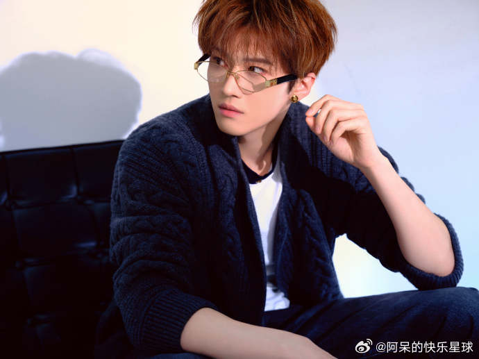闫桉范思哲晚宴出图 闫桉这组针织写真很有惊喜。金丝眼镜赋予理智沉静的气质，穿搭简