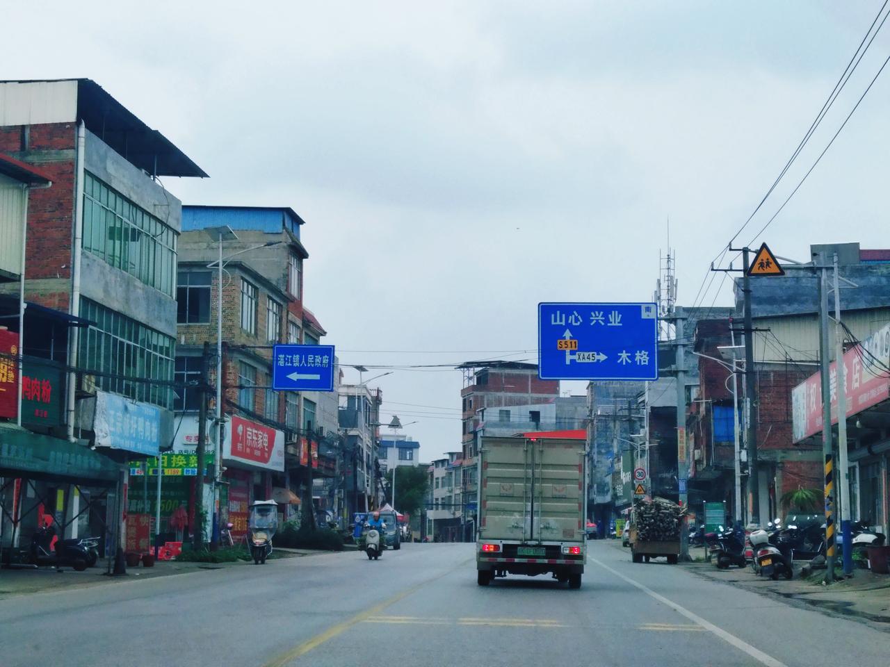 这些村镇和道路，是不是一看就知道是广西的？都说华南F3有很多相似之处，不知道广东