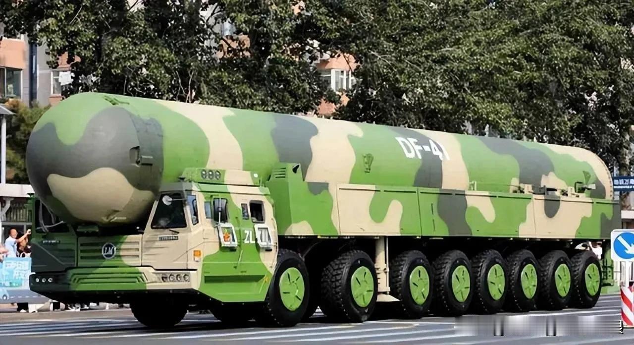 清晨的阳光洒落在太平洋的海面上，波光粼粼，仿佛预示着即将发生的事情。就在这宁静的