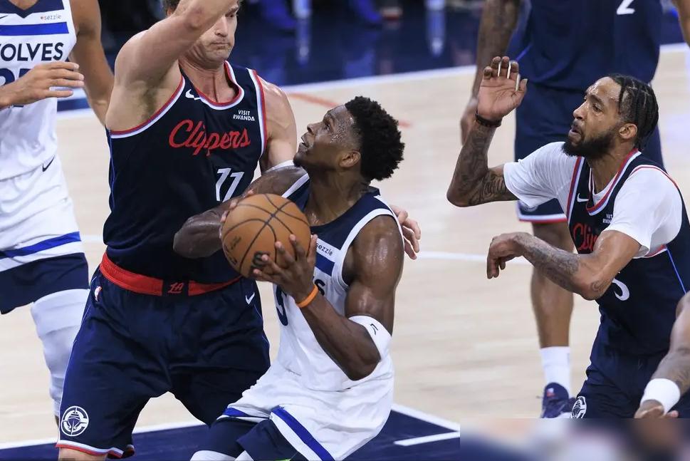 空砍36分，爱德华兹骂队友防守像软蛋。
快船替补鲍威尔单砍21分，森林狼板凳全