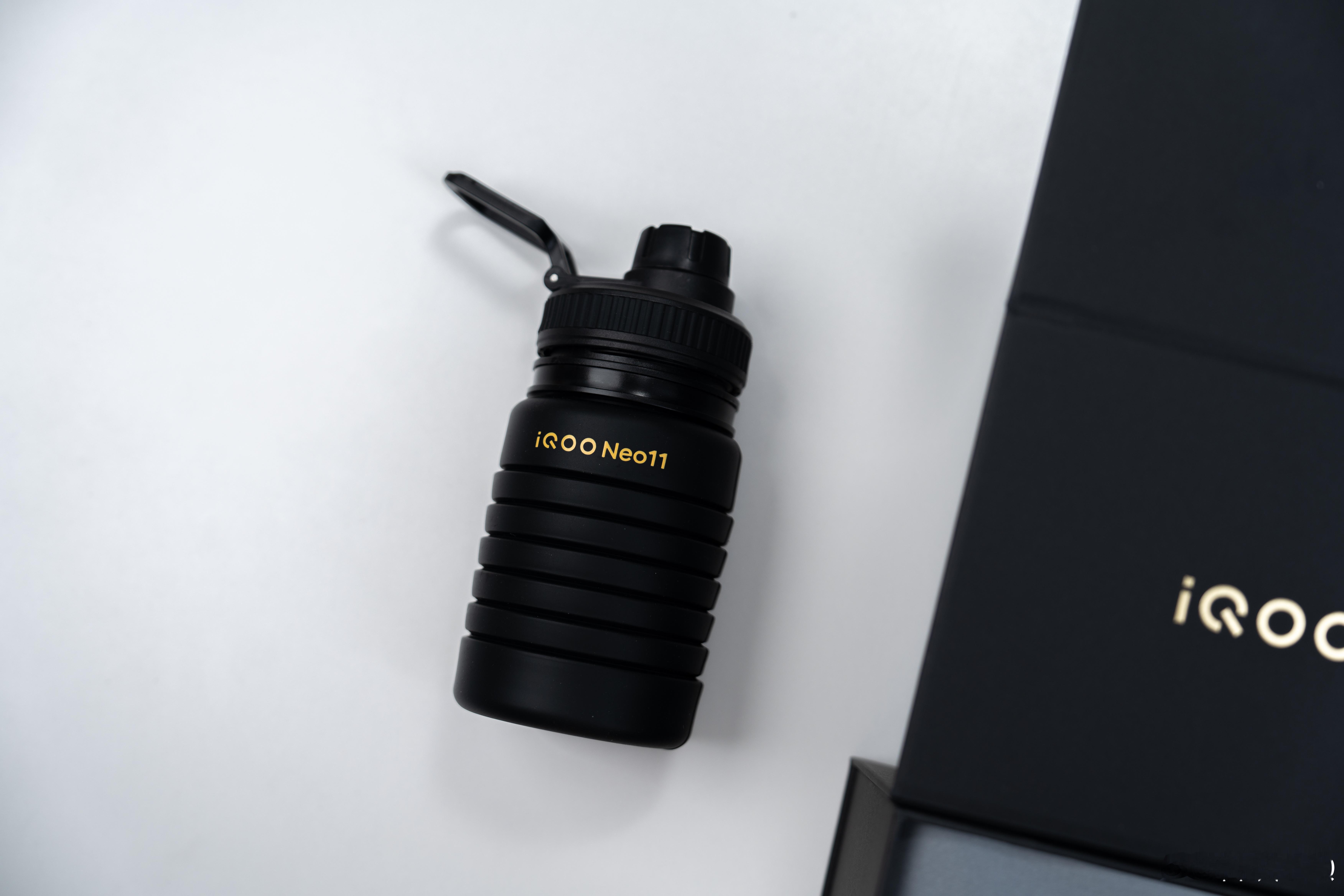 iQOO Neo11等会见看到这个小水壶了没这可是能拉伸变大的哦“一桶天下” ​