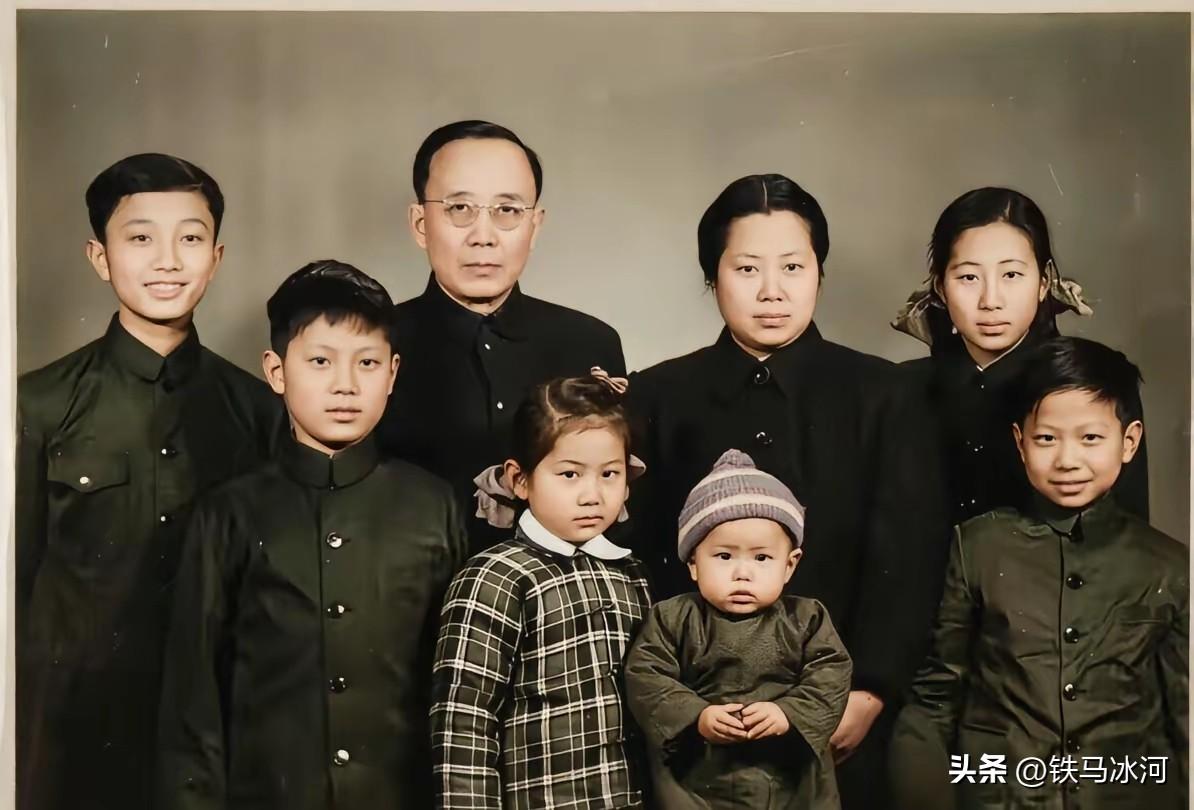 🍁建国初期郭沫若全家福
六个子女（从左至右：郭汉英、郭世英、郭平英、郭建英、郭