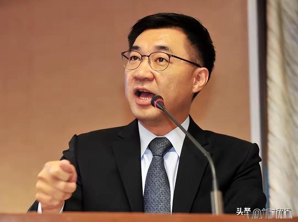 江启臣怎么能这样呢？动不动就喊退出国民党，你如果真的比杨琼璎民调高的话，你怕什么