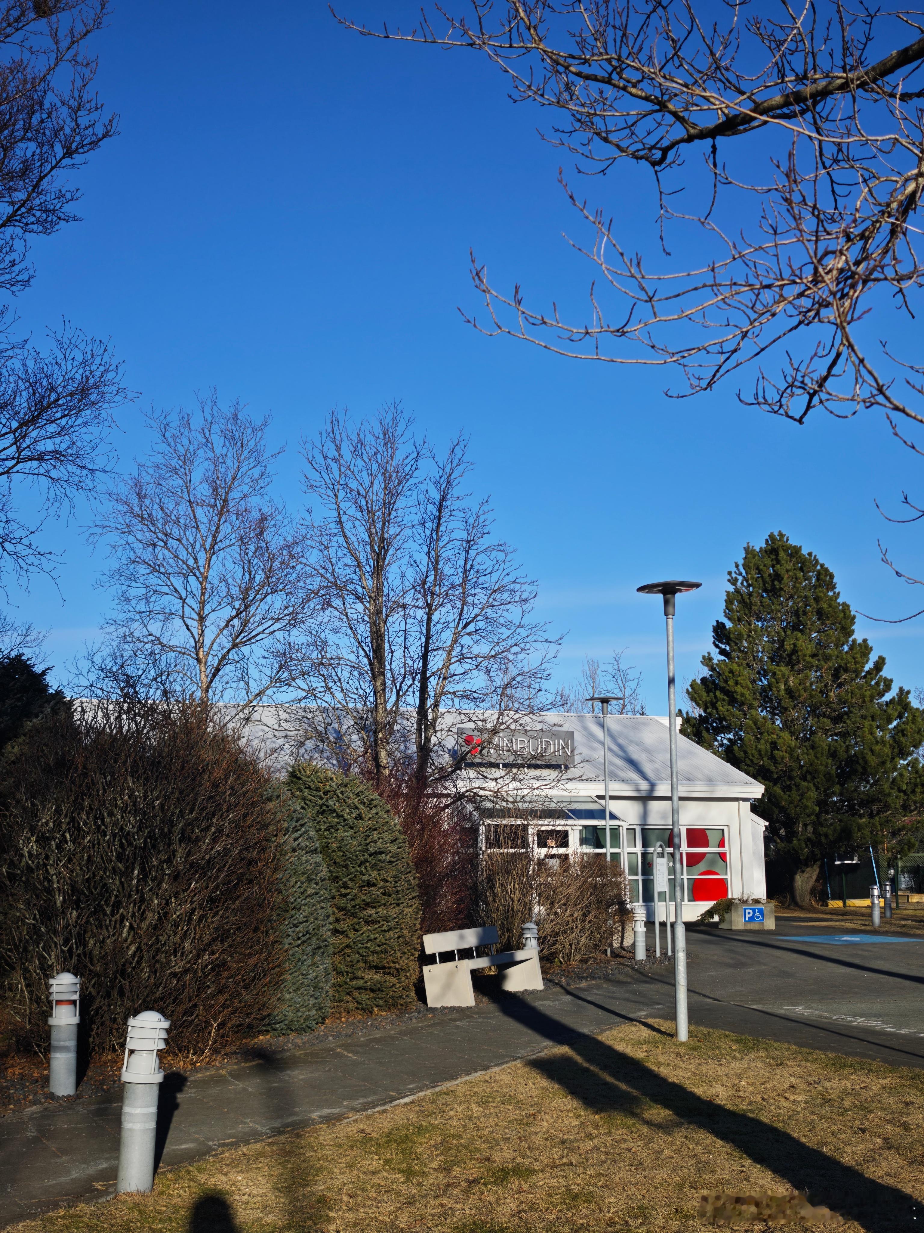 老马在路上 喝一罐啤酒开启今天的旅程冰岛这边普通超市是不卖酒的卖的基本都是无酒精