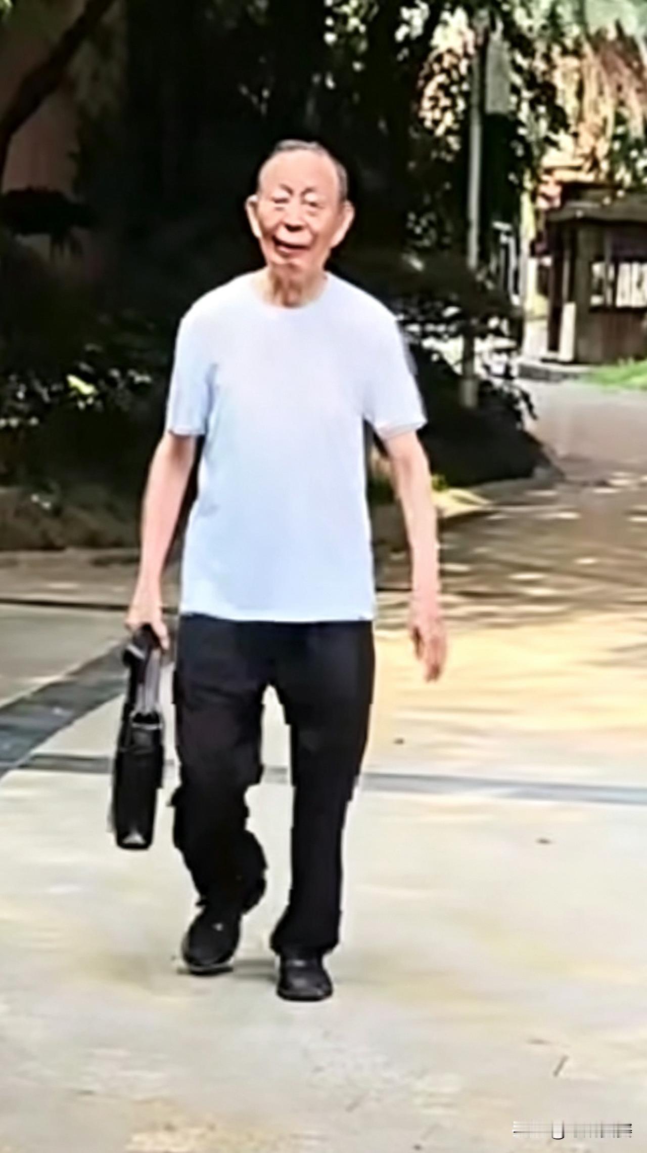 真不敢相信，这位老爷子，101岁了,走路不用人搀扶，最大的孙子快50岁了，最小的
