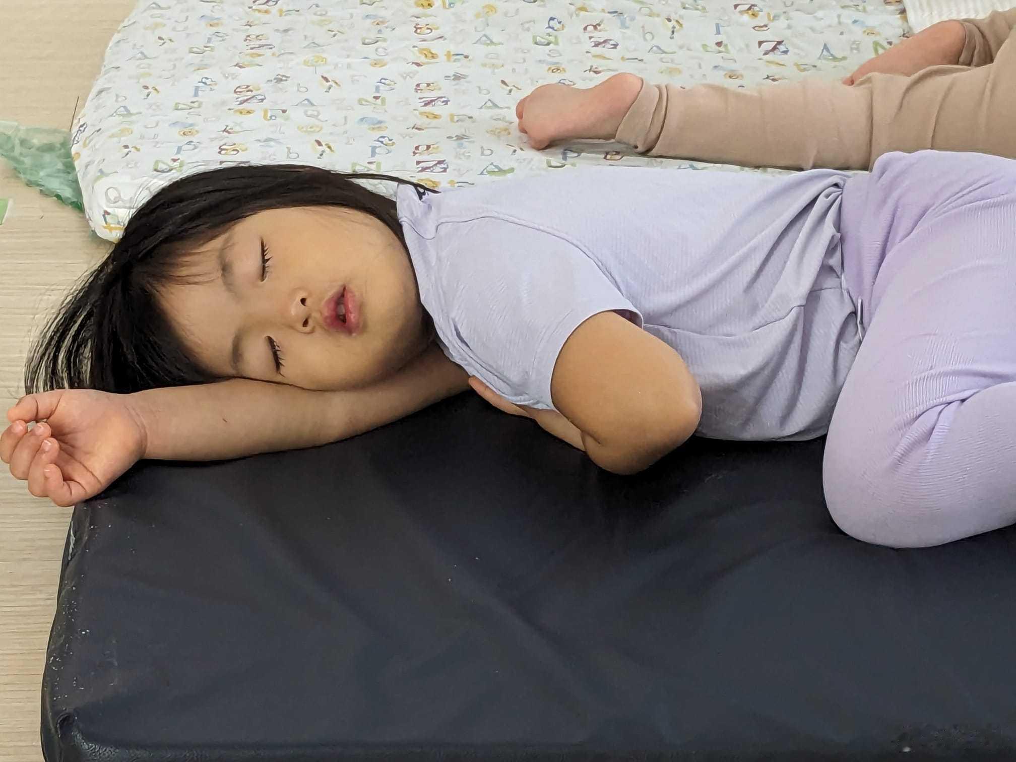 翻到一张妹第一天上幼儿园的照片啊，好快啊那还是23年11月她去幼儿园… ​​​