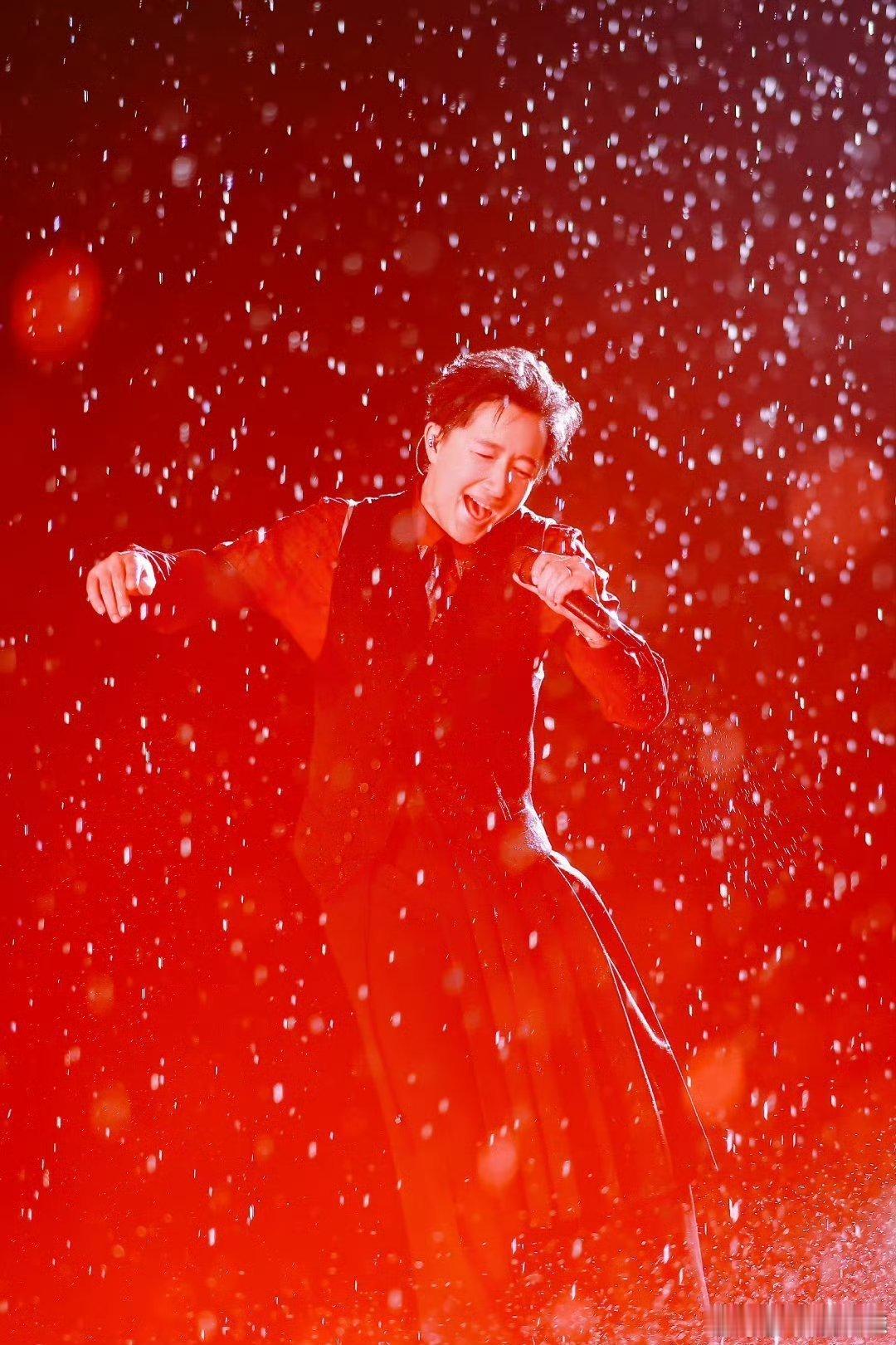 我当牛马十年了韩庚还是这么能打庚哥的舞台还是这么能打，舞蹈一如既往的好看，现场更