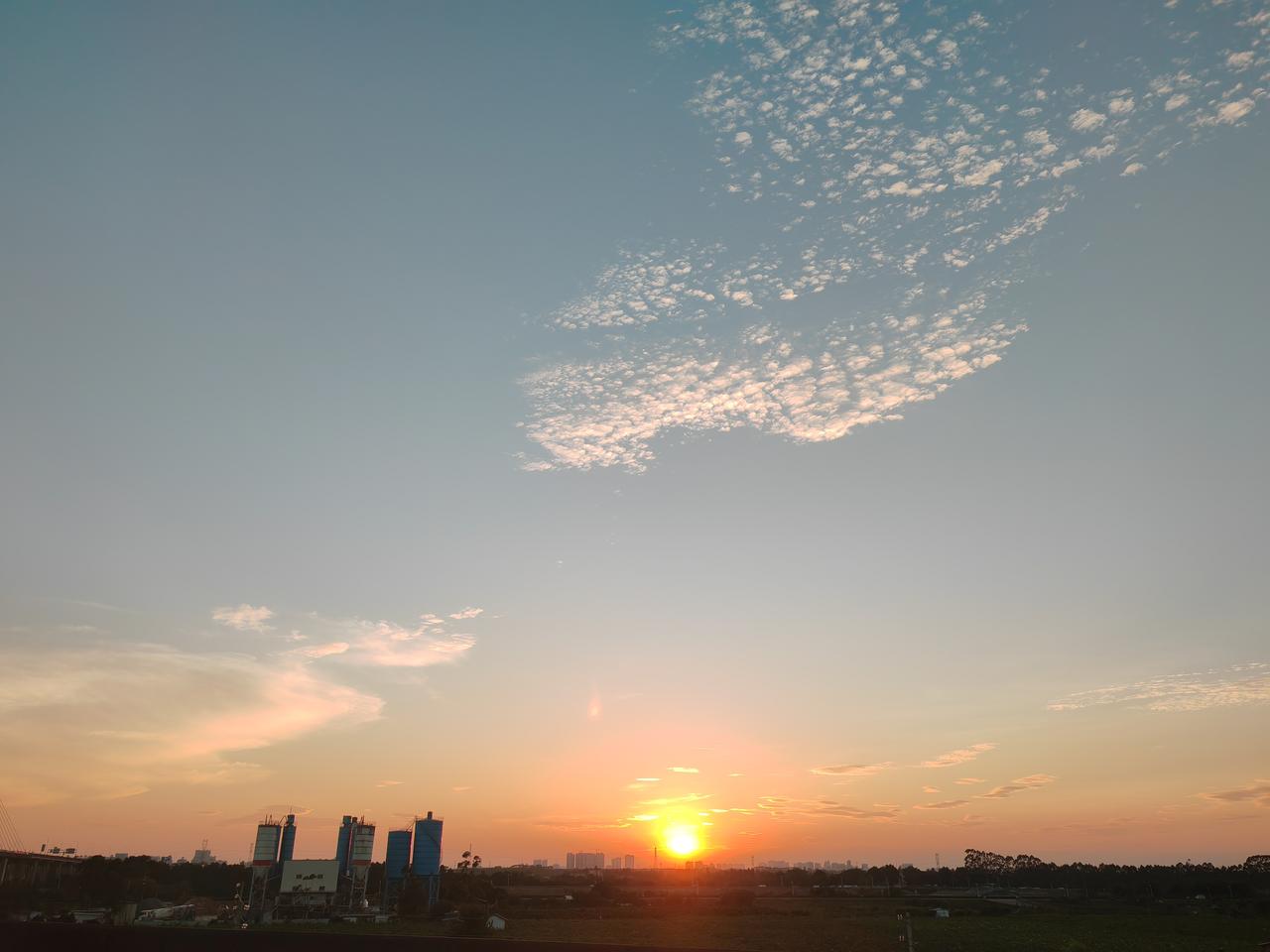 11月11日报道天气一变冷，我就难免会瑟瑟发抖，倒不是冻的，而是因为要和老公同一