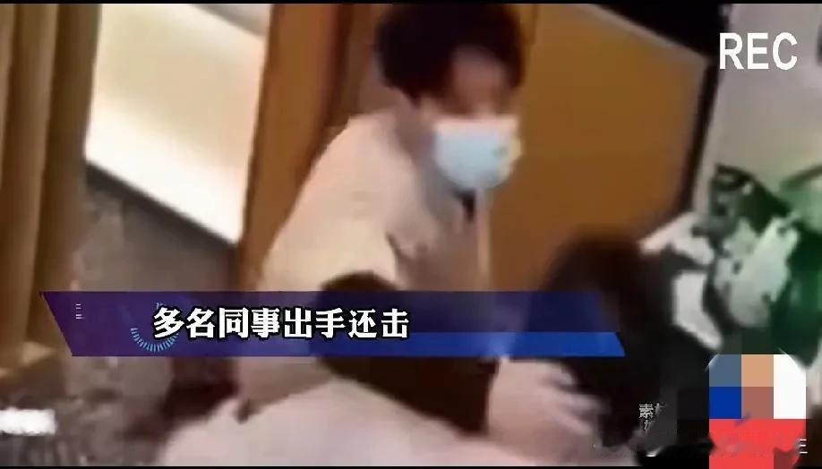 玩大了。近日一名男子在餐馆里就餐，被餐馆工作人员集体暴揍了。
事情的经过是这样的