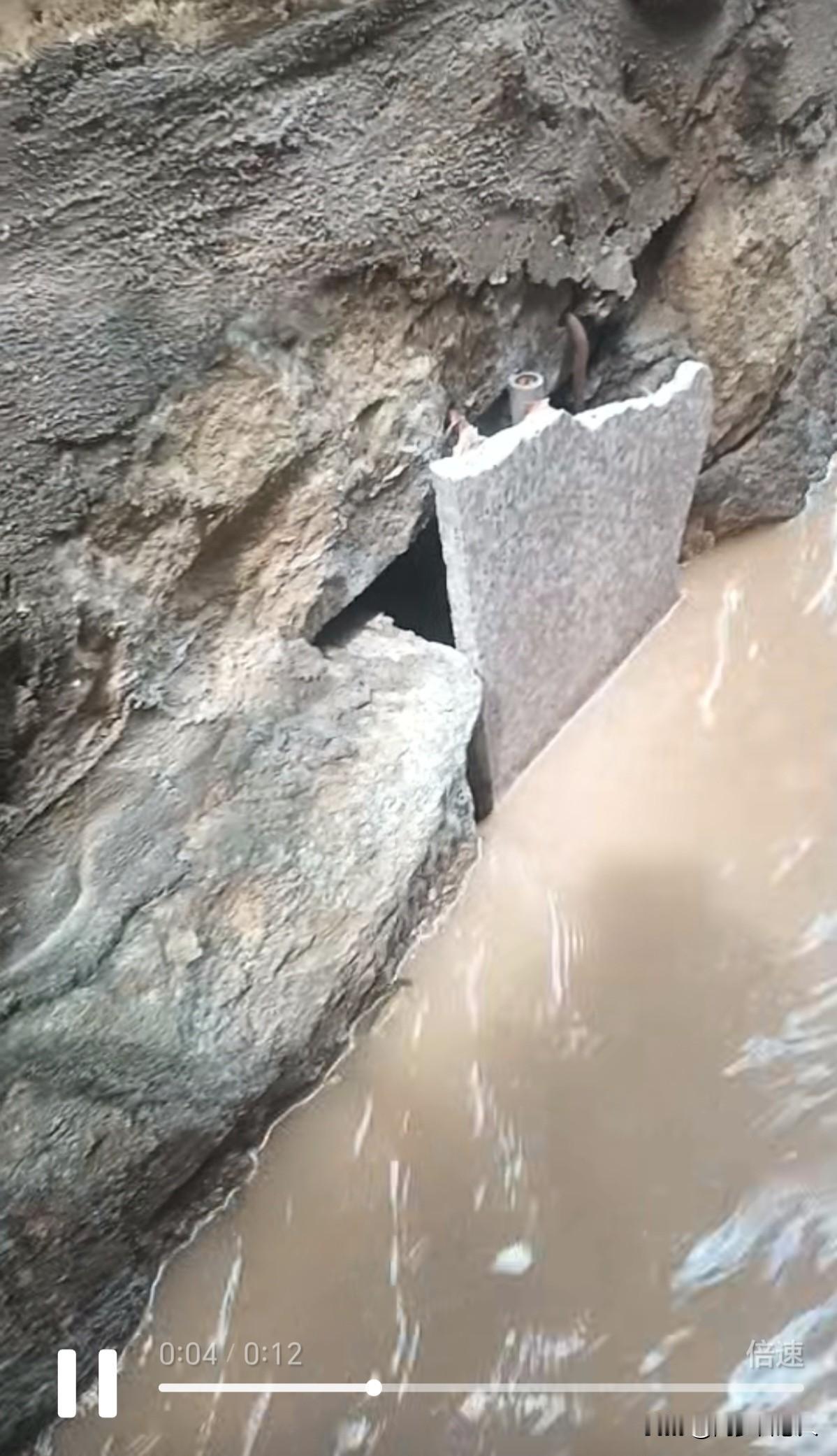 邻居把下水道堵了，导致家里被淹，能向邻居要补偿吗？

老家是莆田的，这次雨下的很