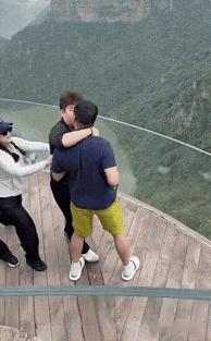 河南新乡宝泉崖天下景区，两对情侣过来旅行，因为一点小事两位男士撕扯起来，两位过来