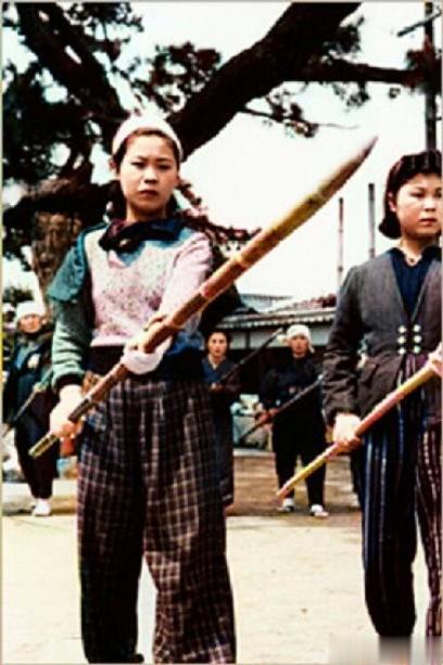 1945年夏天。两名女日本志愿军正在手持竹杆进行训练，准备击退美军的登陆。后来这