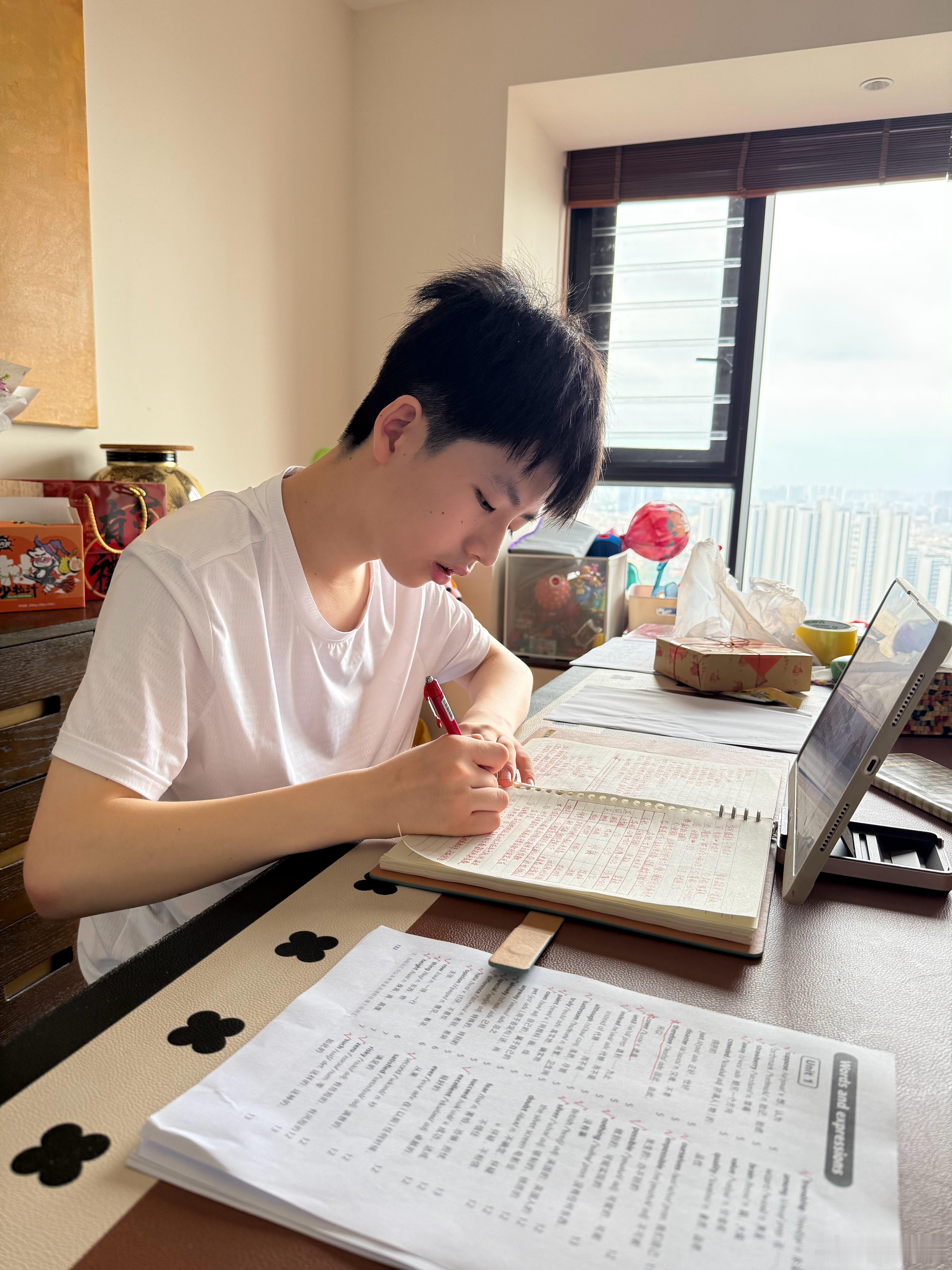 继续在家看着孩子写作业预习八年级的数学和物理提前背八年级的单词 