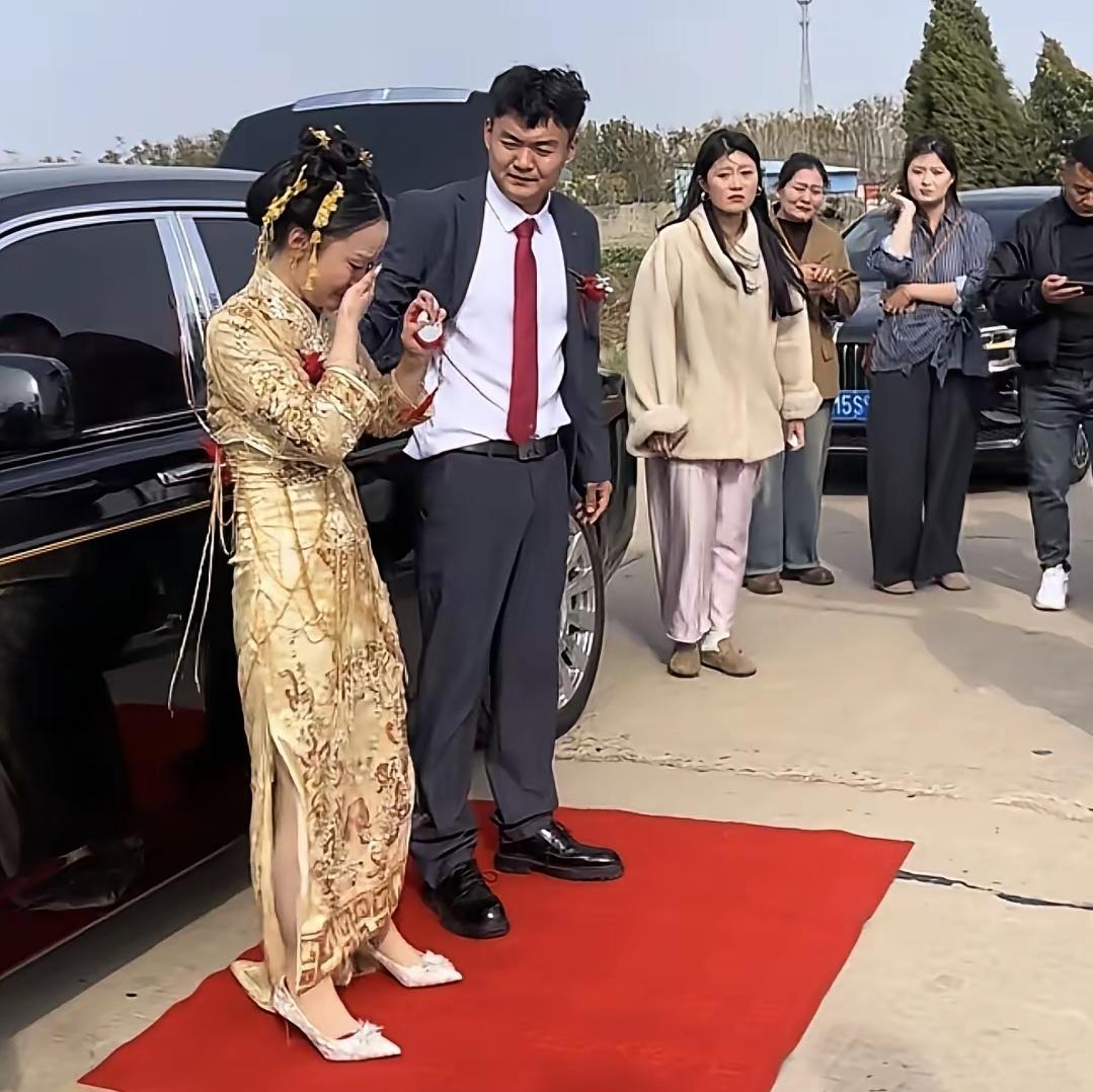 结婚是人生大喜事，可你见过出嫁路上，新娘在墓地前做出感人举动吗？这事儿就真实上演