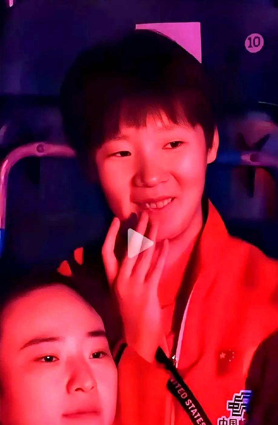 镜头扫到王曼昱那抹带涩的笑时，场边的呼吸像被按了暂停。
这站美国大满贯，下半区先