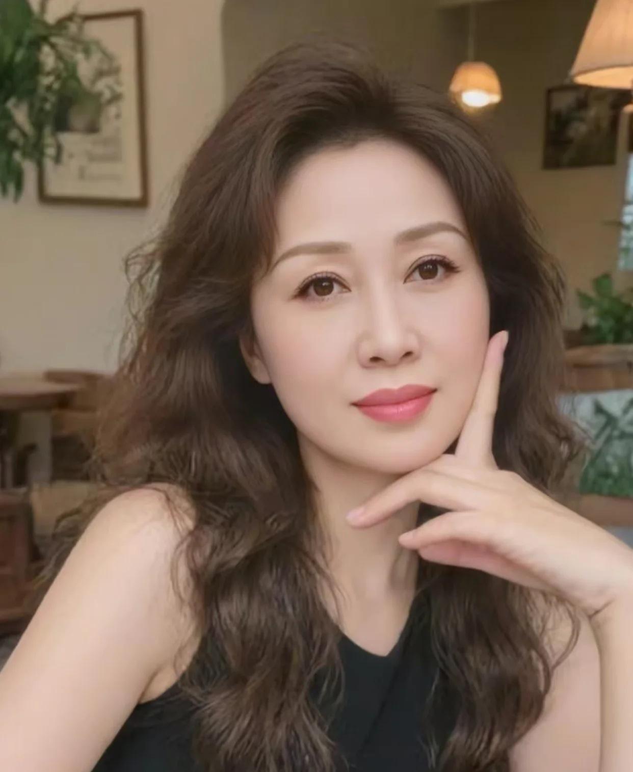 50岁的女人还有魅力可言吗?心态要好才能年轻。
