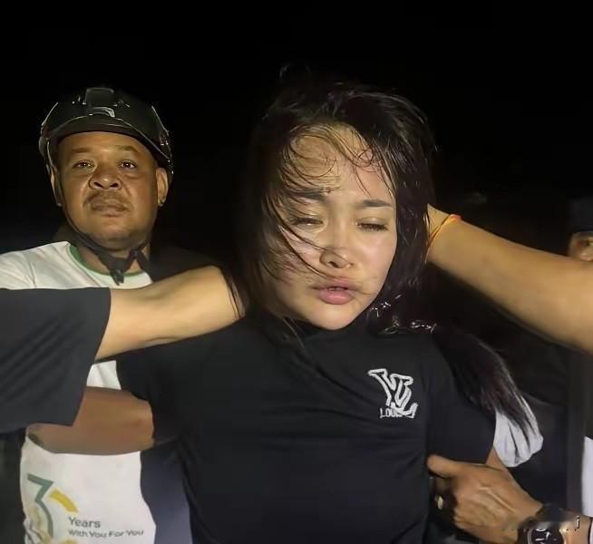 一夜间这名越南女子，火遍东南亚！

​因为这越南女子，开创了一项纪录，单枪匹马从