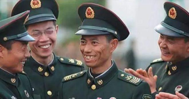 一级军士长的地位有多高？战区司令见了要敬礼。

一级军士长属高级士官序列，是走技