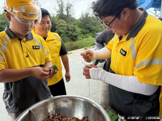 台州三门这场端午活动走心又暖胃 扫帚、方向盘换成了粽叶和糯米！🫓 三门浦坝港镇