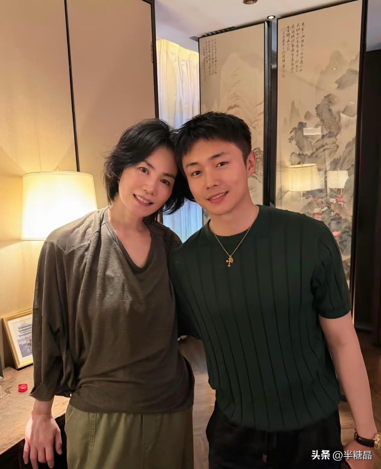 谢霆锋在西安开演唱会，王菲低调去看了，还带了《主角》剧组的孙浩和翟子路一起，算是