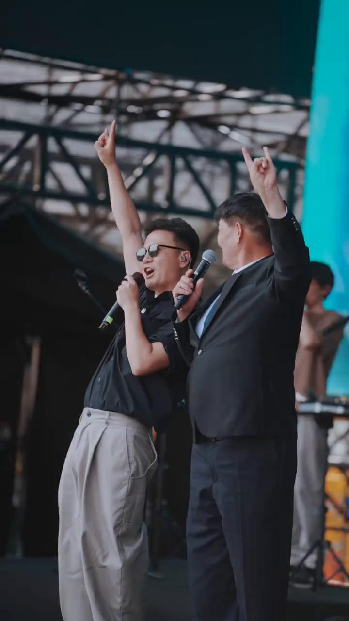 摇滚万岁，摇滚太棒了。摇滚就是城市，就是摇滚的底色。久闻曲阜，一见如故。有朋自远