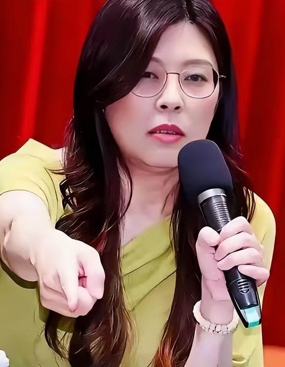 郑丽文这次是真的怒了！
在解放军开展围岛演习之际，
身为国民党主席的她竟然公开