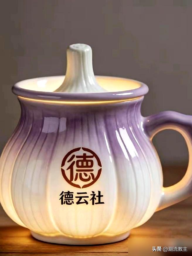 钱城喊话郭德纲：放下“蒜头杯”，才配叫大师。
一个关张的班主，教一个满座的宗师