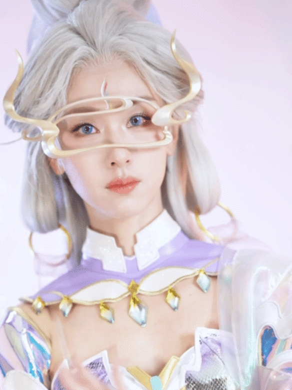 陈都灵[超话]  陈都灵神赛博神女造型  嘟嘟保佑我今年诸事都灵? 这赛博神女清