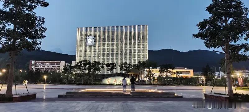 龙岩学院,在福建算啥名校?
结论：不算全省范围的头部名校，但属于福建实力不错的省