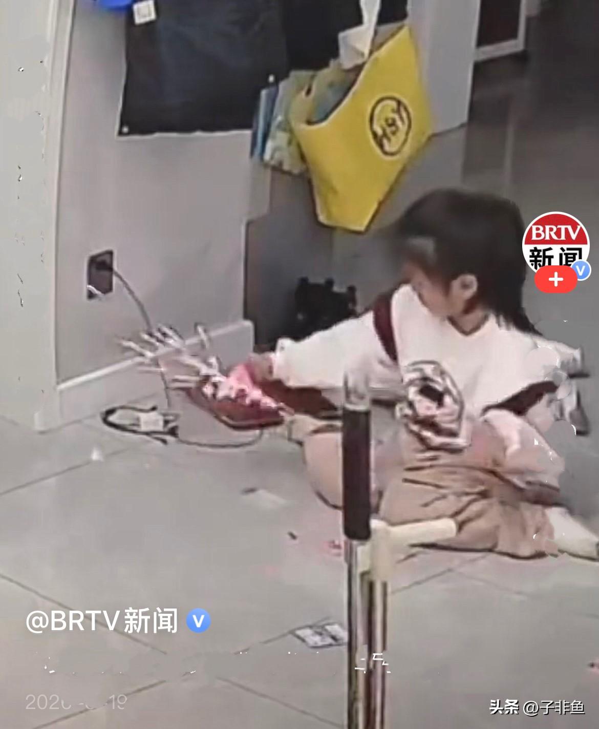 小女孩反应太快了，值得点赞[赞]
   近日，山西一小女孩和妈妈在家，妈妈在厨房