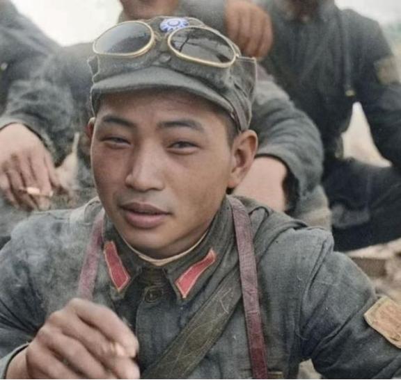 1944年，美国记者哈里森·福尔曼在陕甘宁边区拍摄的真实八路军战士，照片里的战士