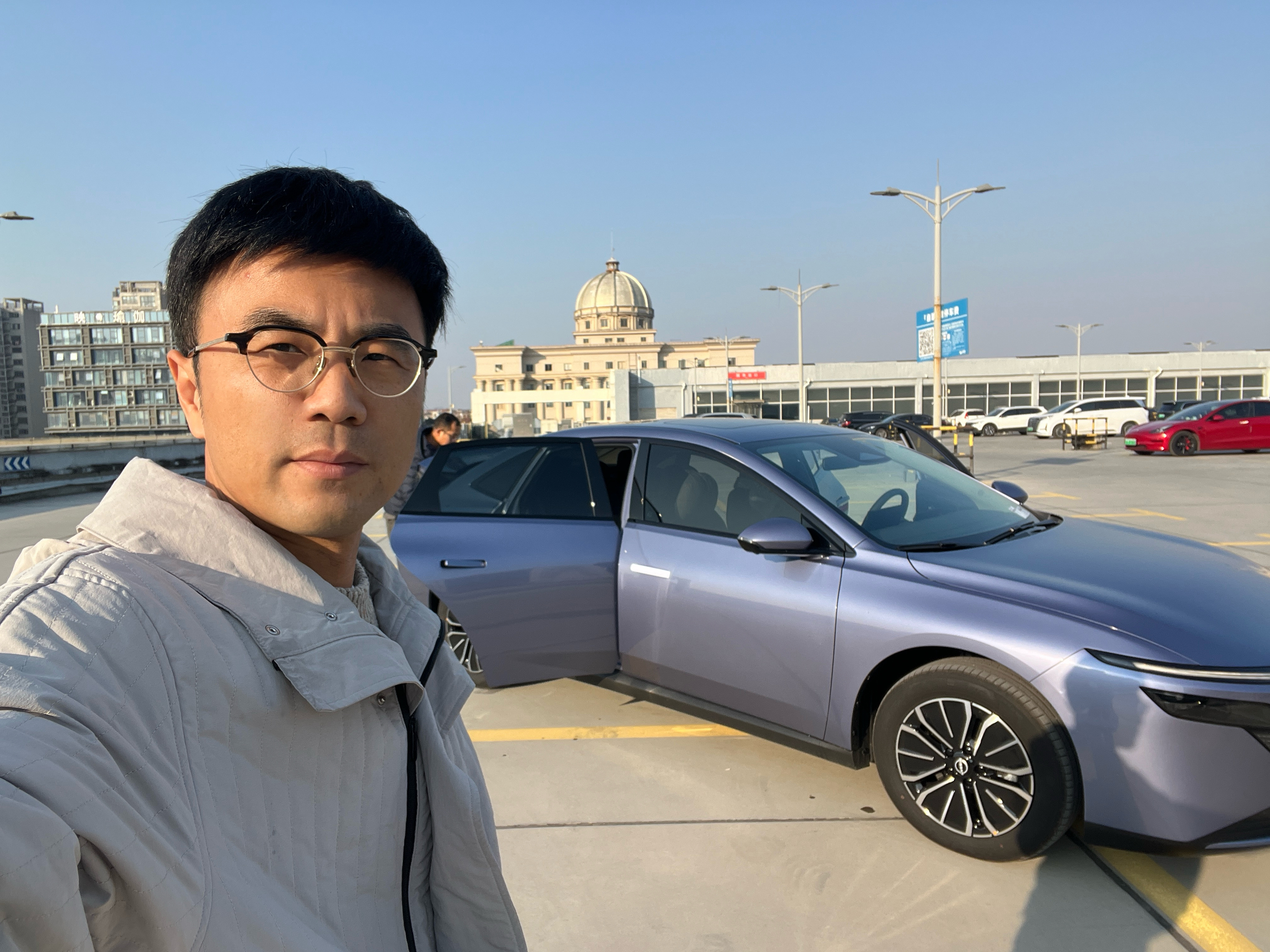 忙到太阳落山，堵在回家路上，球友问我今晚搞不搞球，老婆说她出门遛狗，让我别忘了吃