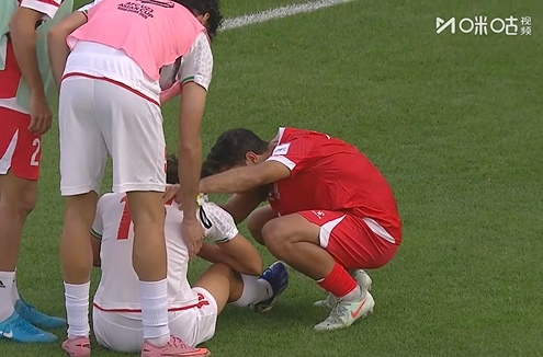 0胜0进球垫底出局！伊朗U23球员赛后集体痛哭不止，对手上前安慰