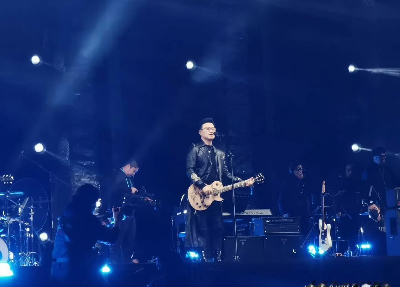 皮裤汪在长沙把《怒放的生命》唱哭了。
不是假唱，是自己唱到哽咽。
现场视频里，他