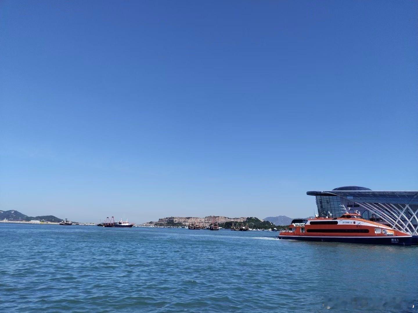 发现美好  “桂上岛境，金湖盛景”：定格自然之美 🌅在桂上岛，天空湛蓝如宝石，