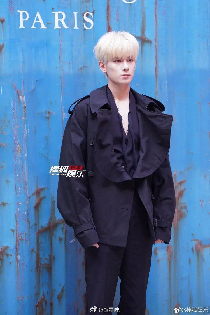 自从有人说他像铁T之后这个印象就挥之不去了……越看越像……对不起T子们， 